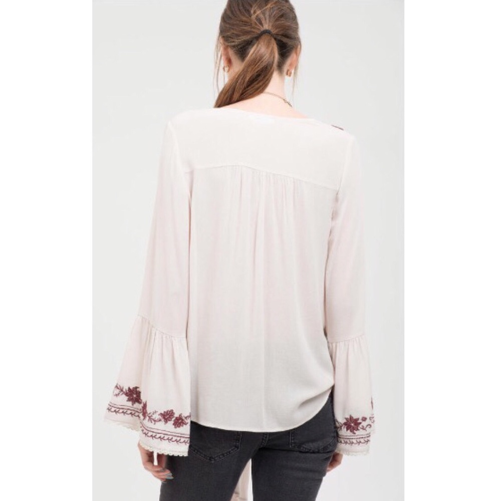 $ FIRM 🌷Beige Front Tie Embroidered Top - Picture 2 of 4